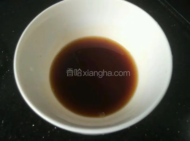 另取一个碗，加入适量盐、味精、生抽、料酒调成酱汁。