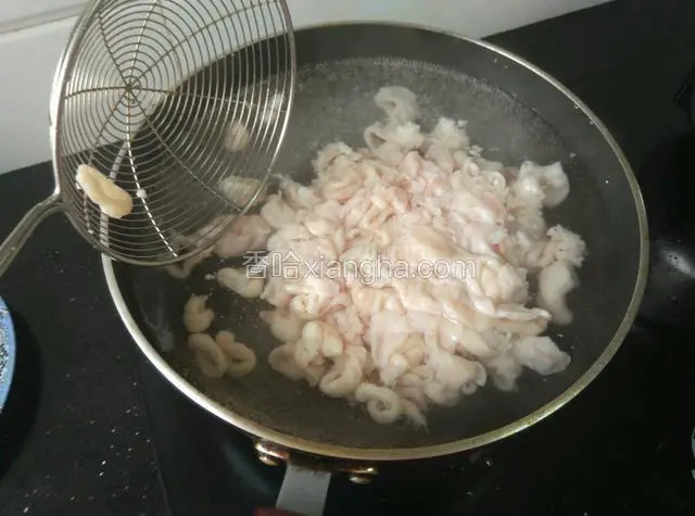 倒入大肠过一遍水后立即捞出（千万不要在锅里待久了，否则大肠炒出来咬不动）。