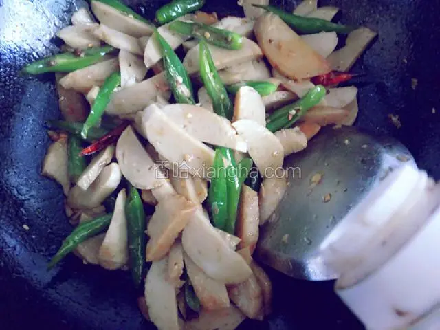 倒入生抽调味，适当多一些