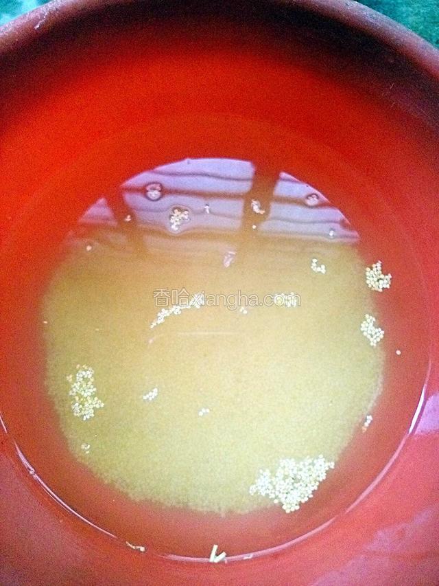 小米用水泡洗几分钟，顺便淘洗一下
