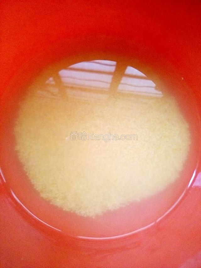 过滤掉浮在水面上的杂质继续泡十分钟左右