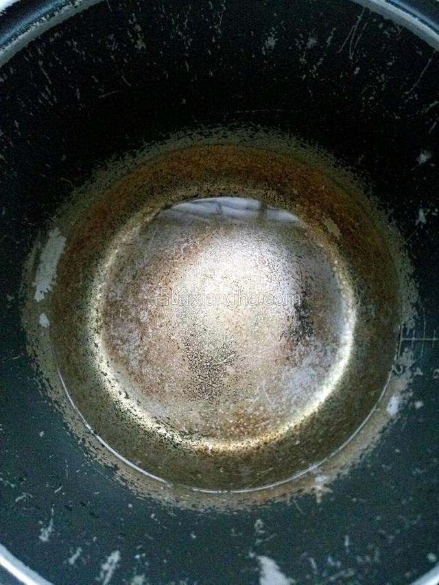 锅里倒入400ML山泉水