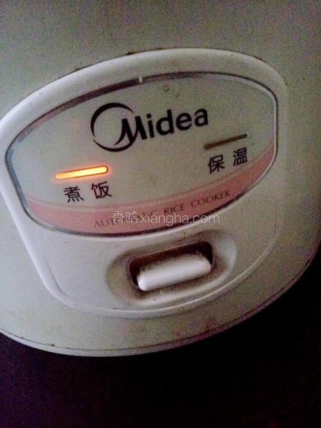 放入电饭煲里按煲饭键