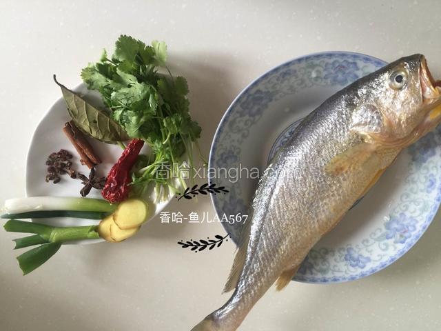 准备食材，黄花鱼去腮去鳞去内脏洗净。