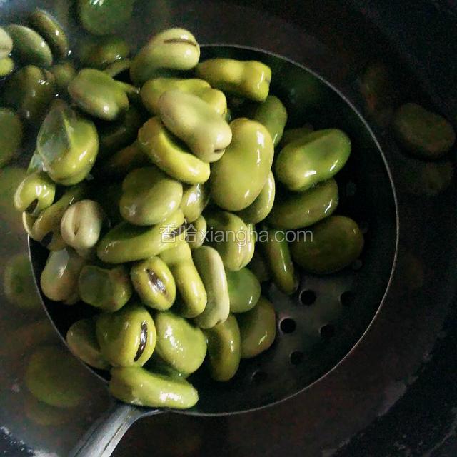 然后捞出豆子