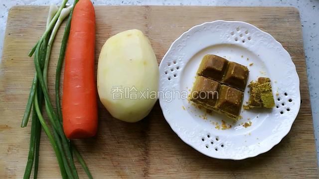 土豆去皮，胡萝卜，葱，咖喱块准备好。