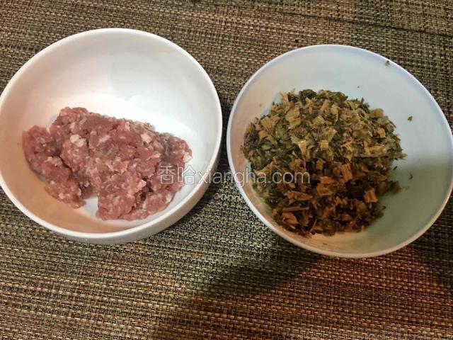 猪肉洗净剁成末，酸菜洗净控干水分备用