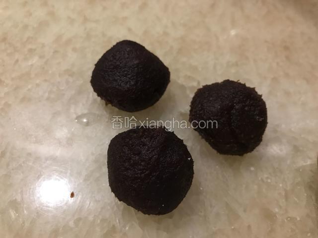 把红豆沙馅分成20g一个的圆团。