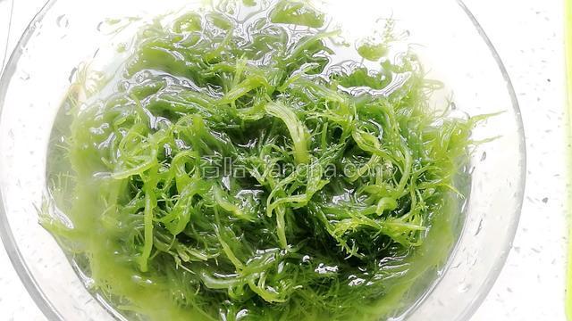 盐渍海藻放清水里泡十分钟，多冲洗几遍。倒入开水烫一下，控水备用。