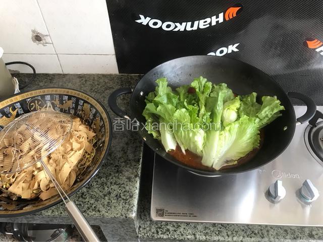 再放入豆腐皮和生菜。