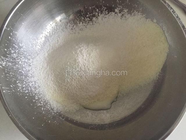 酸奶内筛入奶粉和淀粉搅匀备用