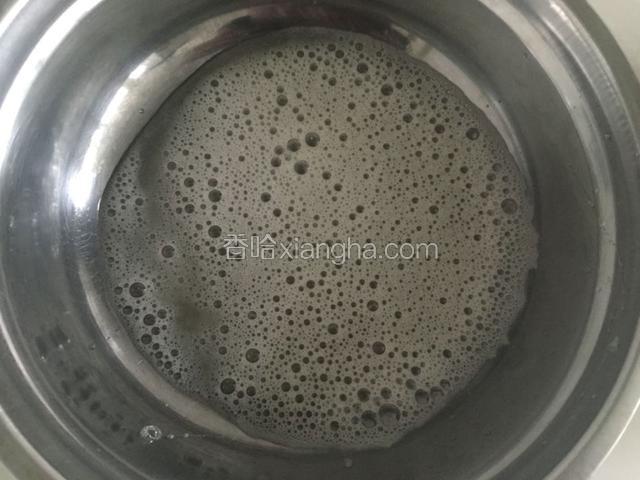 蛋清内滴入白醋或柠檬汁打出鱼泡眼