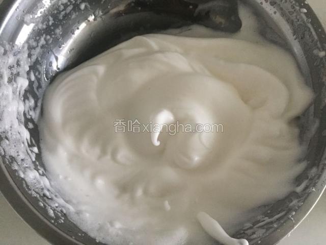 分三次加入白糖打至硬性发泡的蛋白霜