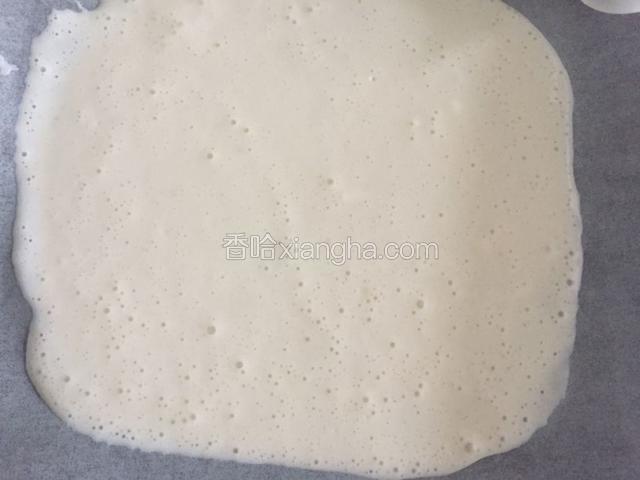 烤箱100度预热，把拌好的糊状倒入铺好油纸的烤盘里，震出气泡