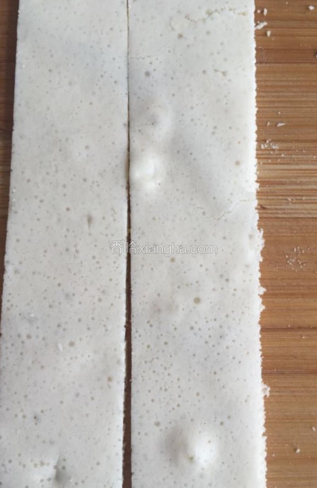 上下火中层烤制60分钟，整个过程都是小火慢烤，烤好后取出晾凉，用刀切成长条