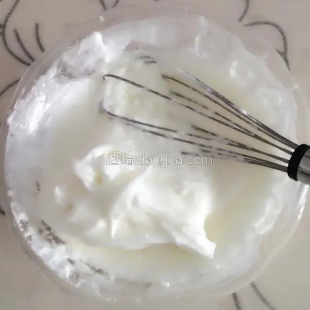 打到蛋清能用筷子拿起来不弯才算打好