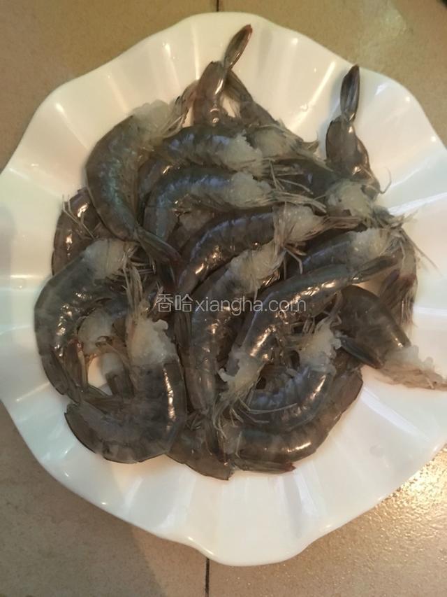 处理基围虾，去虾头，开背去虾肠。