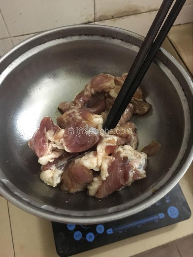 肉片用料酒，酱油，加一点点调和油混匀，静置二十分钟