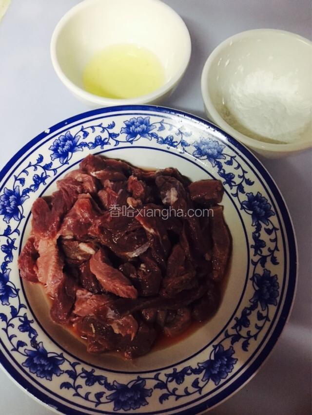 把牛肉切成片，准备一个蛋清和适量的嫩肉粉