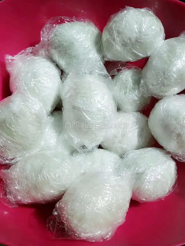 将每个鸭蛋放白酒里泡一下然后滚上一层盐，用保鲜膜包好！放在太阳☀底下晒一下！