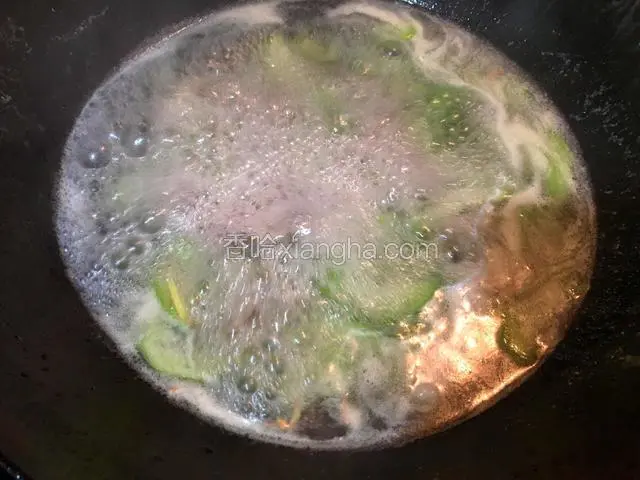 倒入适量开水，大火煮沸