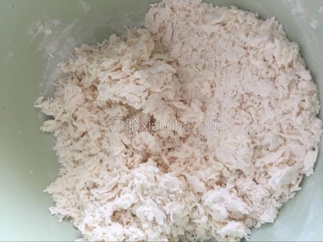 用手撩水，先把面粉搅成絮状