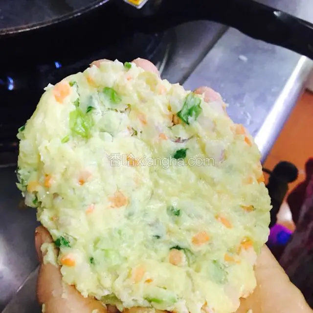 手上抹油做成饼状