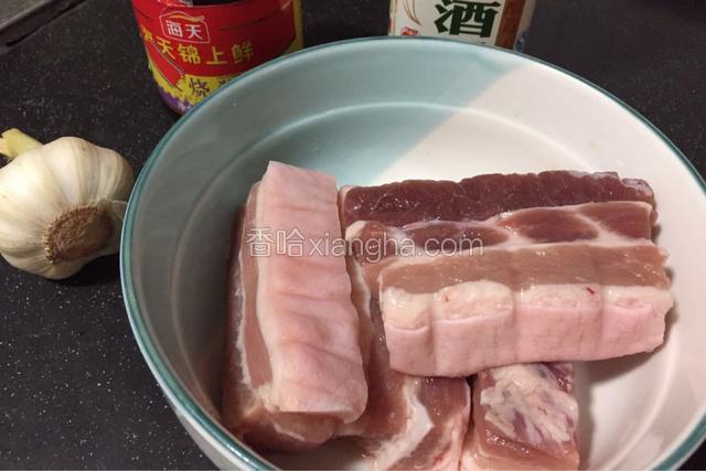 备料：猪五花肉、料酒、蒜头，叉烧酱