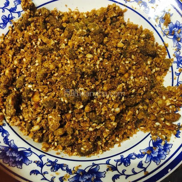 八宝油茶倒在碗里放入准备好的材料放适量的菜籽油 白糖 开水少许拌匀