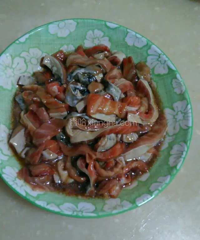 三文鱼皮切成宽条状。用盐，料酒，生抽蚝油，胡椒粉，五香粉鸡精腌制十分钟。