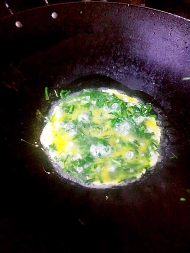 鸡蛋围着韭菜倒入煎几分钟