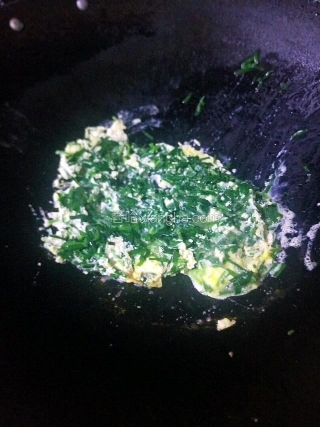 煎至五分熟之后翻面炒几分钟