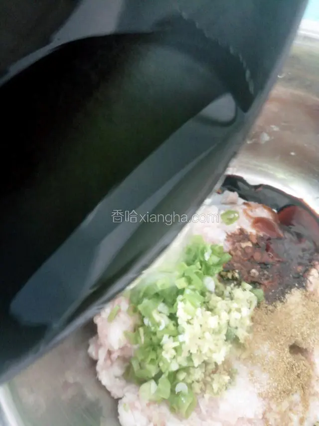 锅热油浇在葱花和姜末上！