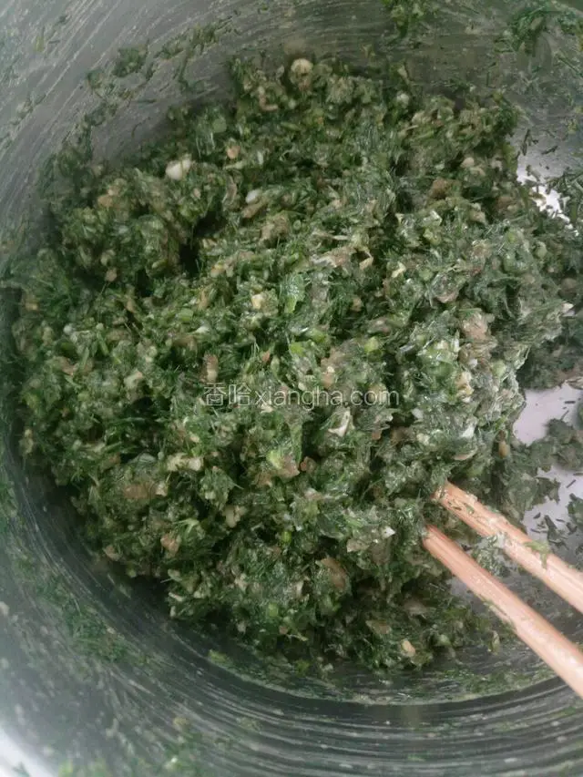 茴香稍微攥出水分，然后放入肉馅中拌匀！