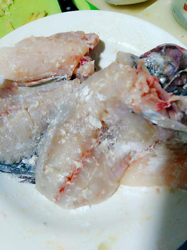 处理好的鱼放入，五香粉，椒盐。料酒，盐，色拉油腌制十五分钟。用适量淀粉裹满鱼块。