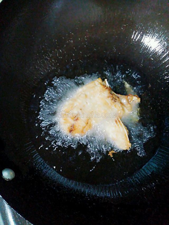 翻一面，再炸。炸至金黄色。