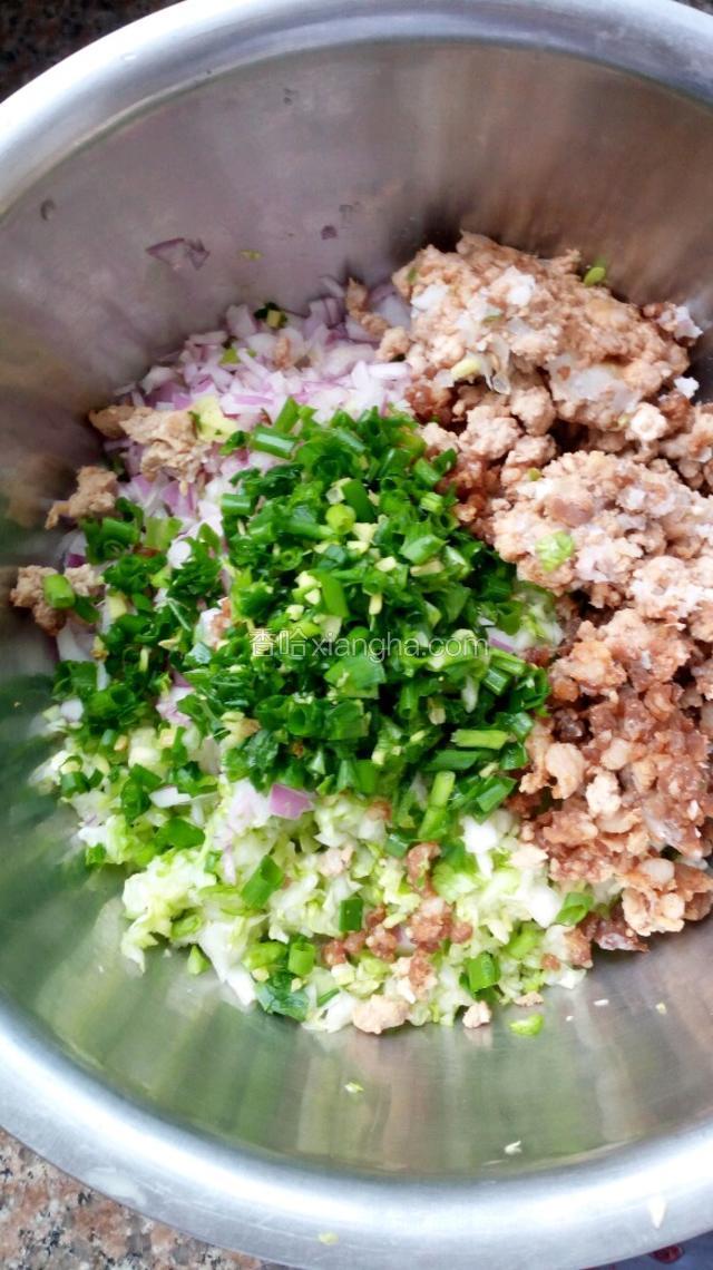 拌匀饺子馅，泼红油