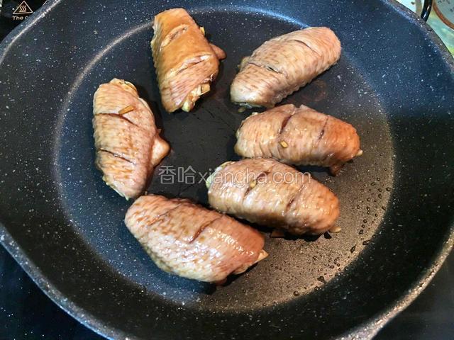 平底锅加热，放入鸡翅