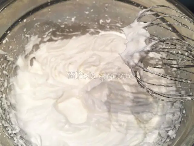 继续打发蛋白霜，直到提起打蛋头能看到直立的小尖角，表示蛋白霜干性发泡成功；