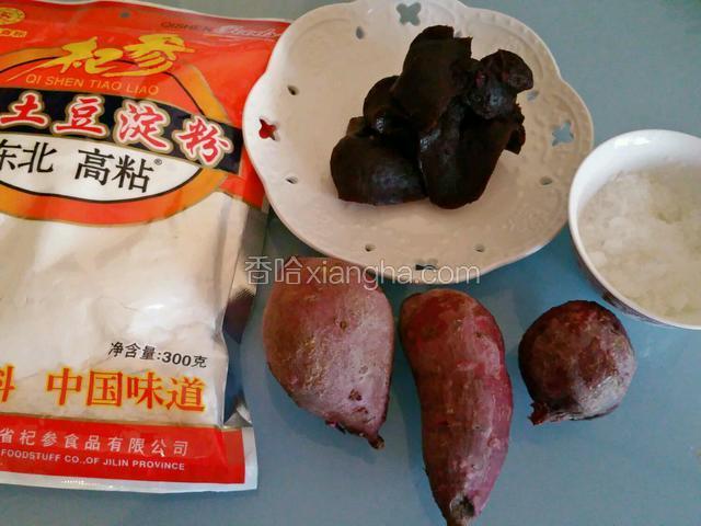 备料：土豆淀粉，紫薯，豆沙馅，白糖，开水。