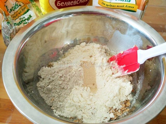 先制作汉堡胚子  把除黄油和盐之外的材料放入干净的盆里（留一点蛋液刷表面）