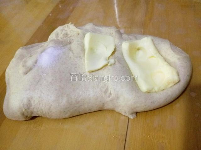再加入黄油和盐