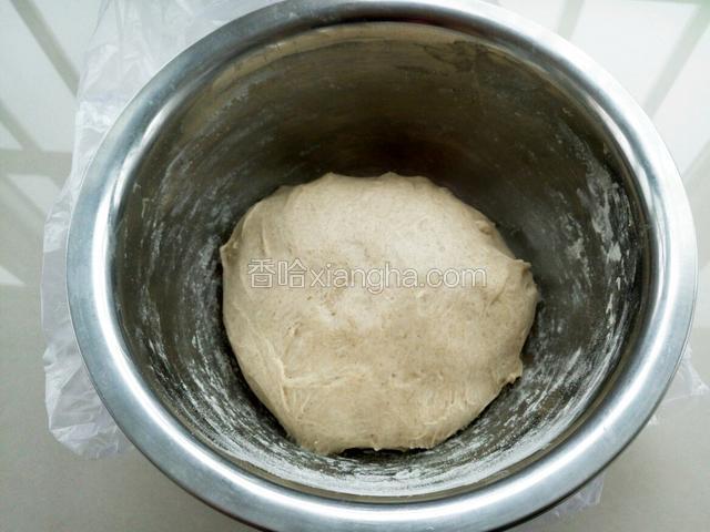 再揉成面团 继续揉搓到能拉出薄膜的扩展阶段
