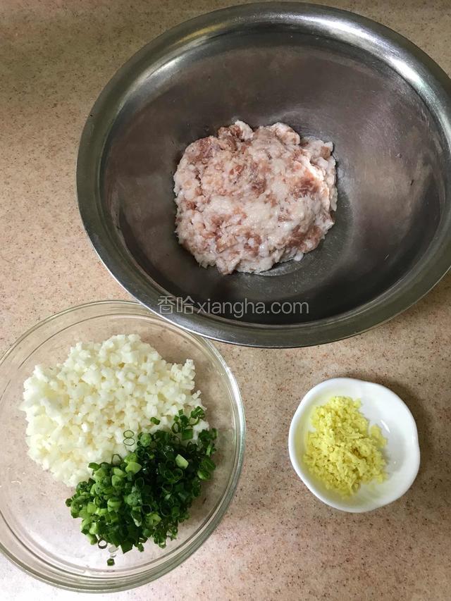 肉剁成末、马蹄小葱切细、姜去皮切细粒