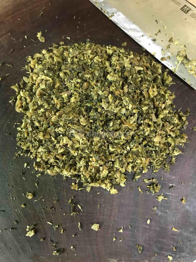 用手挤干水份，用刀稍稍再切细一些
