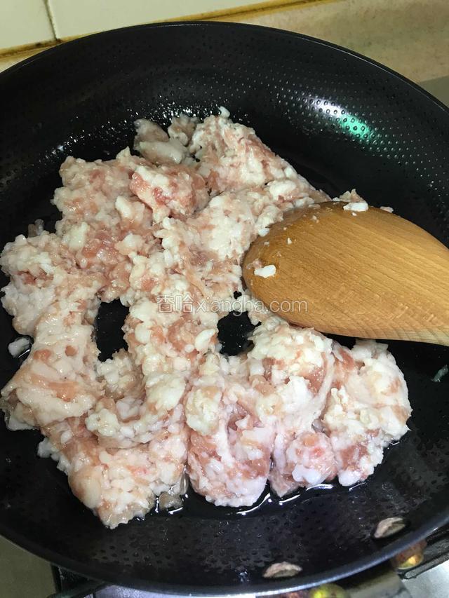 肉放入不粘锅内，倒入少许油将肉末润一下，然后开小火慢慢炒