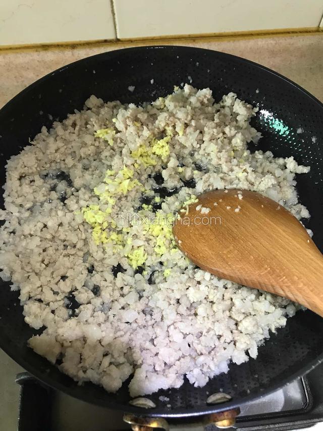 待料酒味基本挥华下姜粒炒出香味