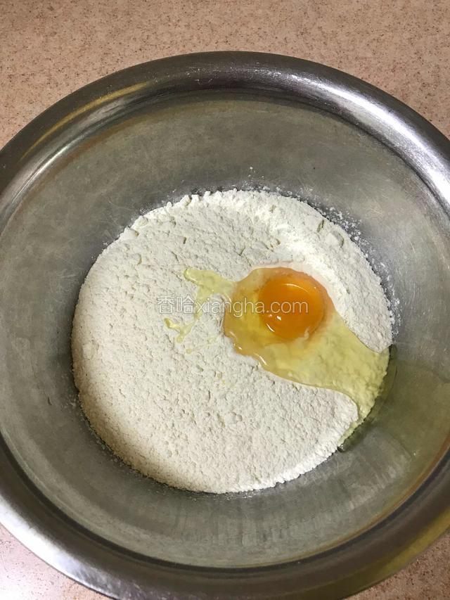 取干净盆，称入面粉，打入鸡蛋
