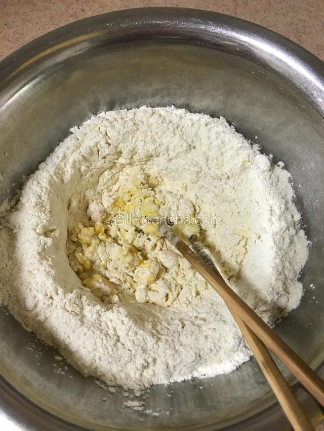 用筷子将鸡蛋和面粉搅一搅