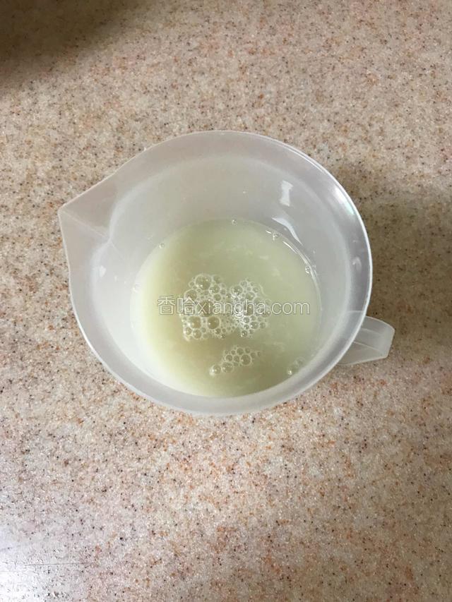 酵母放入量好的水中